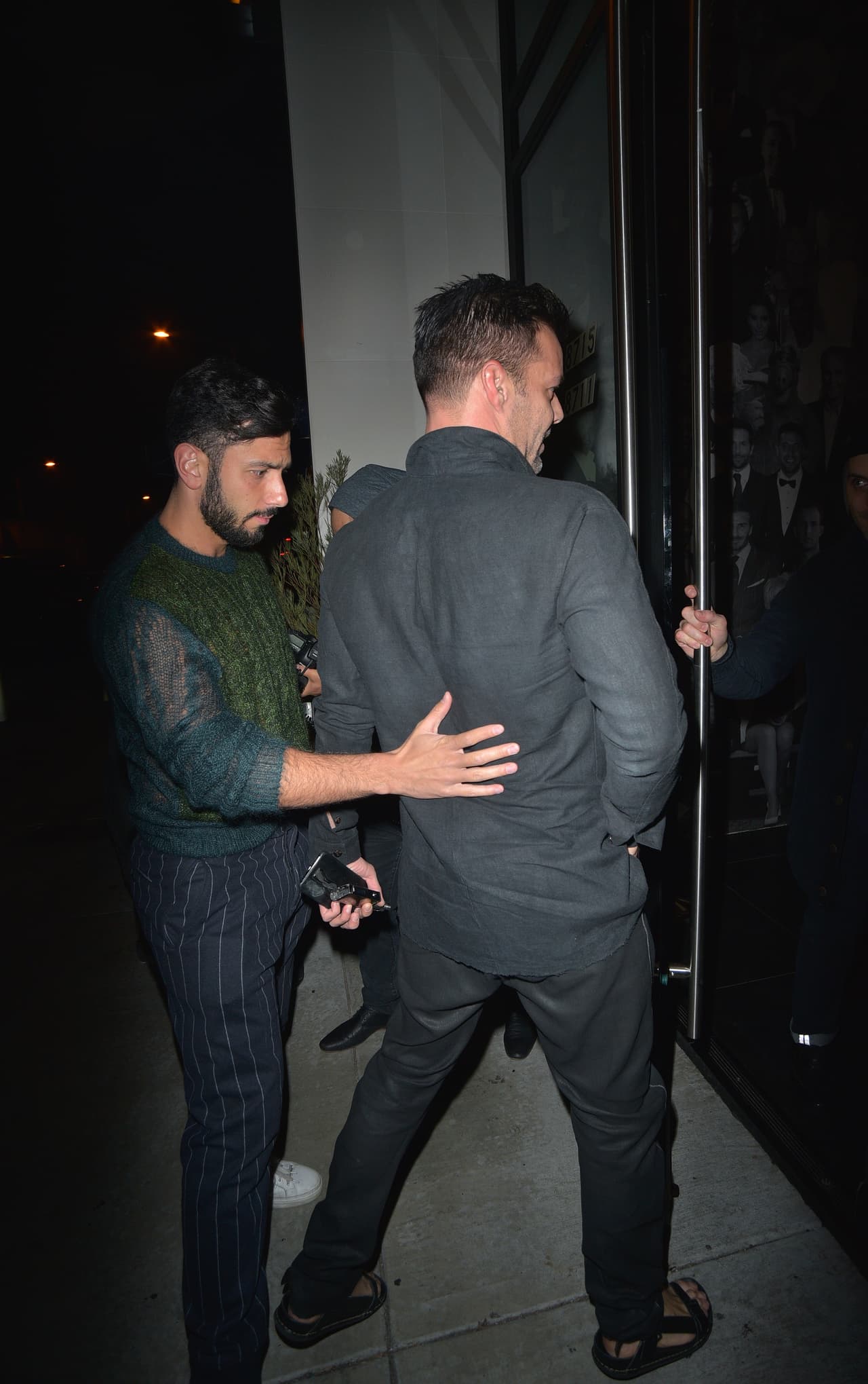 "Me arrodillé y en vez de decirle 'quiero que te cases conmigo' le dije 'te compré algo, luego el me pidió que le hiciera la pregunta y le respondí 'quiero pasar el resto de mi vida juntos" contó sonrojado el cantante boricua a Lili Estefan y Raúl de Molina sobre los detalles de su compromiso.