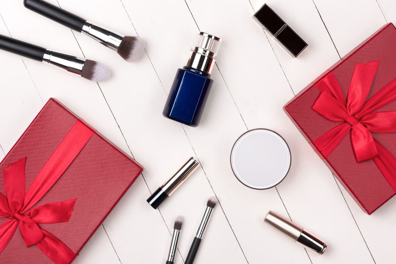 <b>Maquillaje. </b>El maquillaje siempre es bienvenido, por lo que nunca estará de más regalar un lipstick o unas sombras a las mujeres de la casa durante esta temporada de fiestas. Elige tonos similares a los que usa.