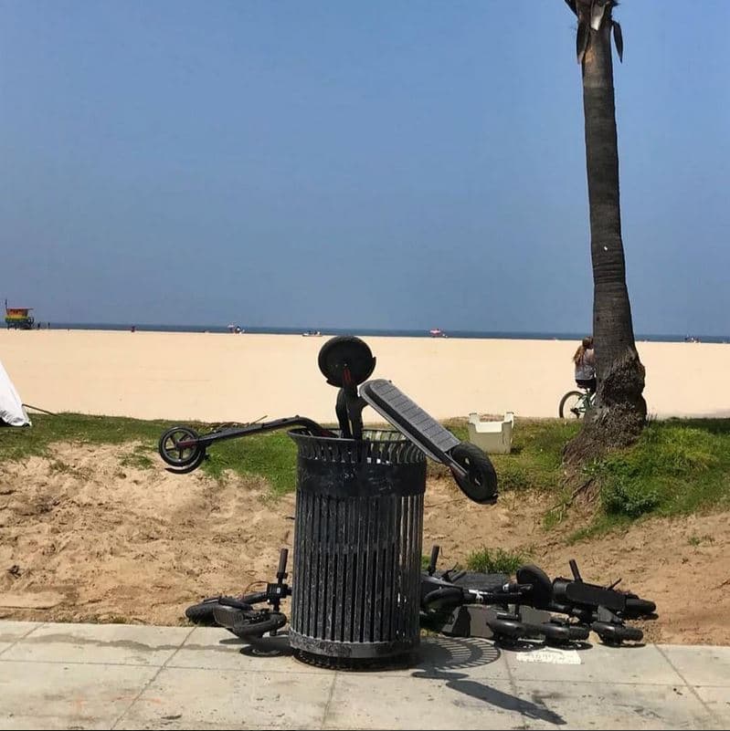 Los vándalos han demostrado gran creatividad para destruir o dañar estos vehículos.