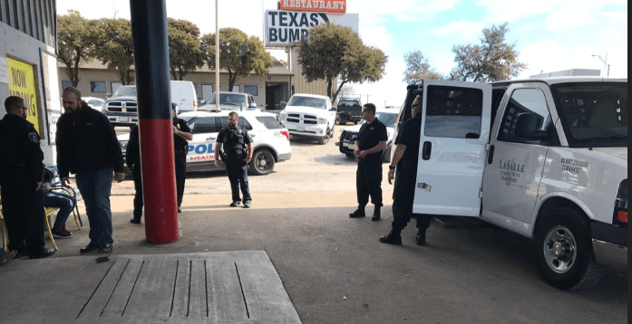 Detienen a diez personas hispanas que salían de la parte trasera de un camión en Weatherford 
