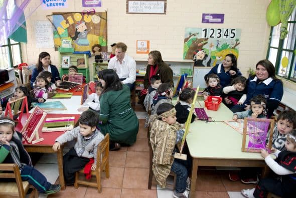 Más tarde, el príncipe se dio el tiempo de sacarse fotos con las profesoras del jardín infantil y también con mapuches adultos, familiares de los pequeños.