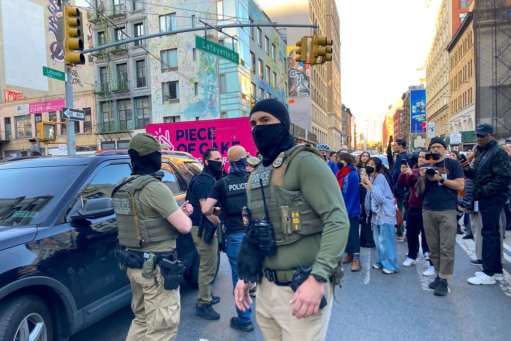 Más agentes federales llegaron en un vehículo táctico militar, armados con rifles largos y equipo táctico, realizando arrestos adicionales.
<br>
<br>Tricia McLaughlin, portavoz del Departamento de Seguridad Nacional, declaró que los agentes realizaban una operación contra vendedores de "productos falsificados".
<br>
<br>"Durante esta operación, manifestantes que gritaban obscenidades se volvieron violentos y obstruyeron las labores de aplicación de la ley, incluyendo bloquear vehículos y agredir a agentes", indicó McLaughlin.
<br>