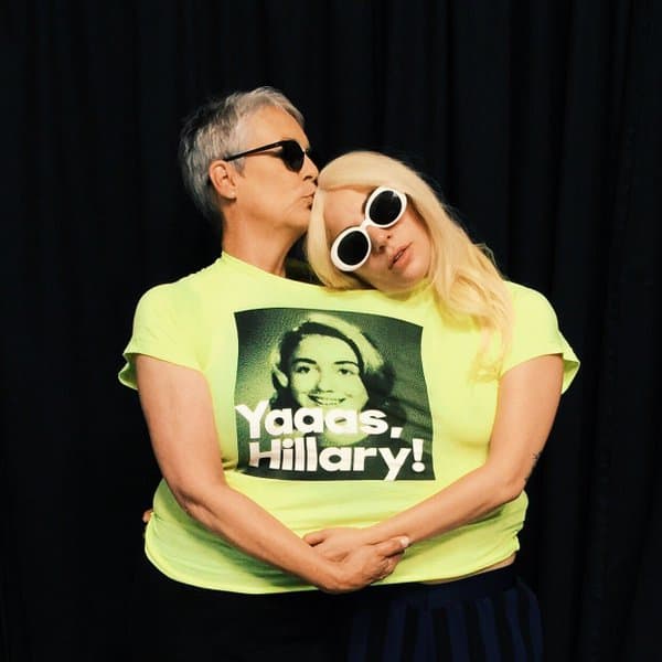 Jamie Lee Curtis y Gaga compartieron la misma playera con la imagen de Hillary.