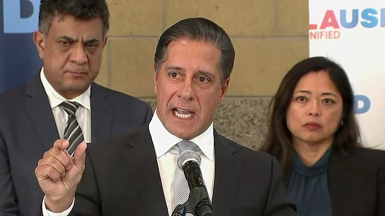 Última hora | El FBI allana la casa y oficina de Alberto Carvalho, superintendente de LAUSD