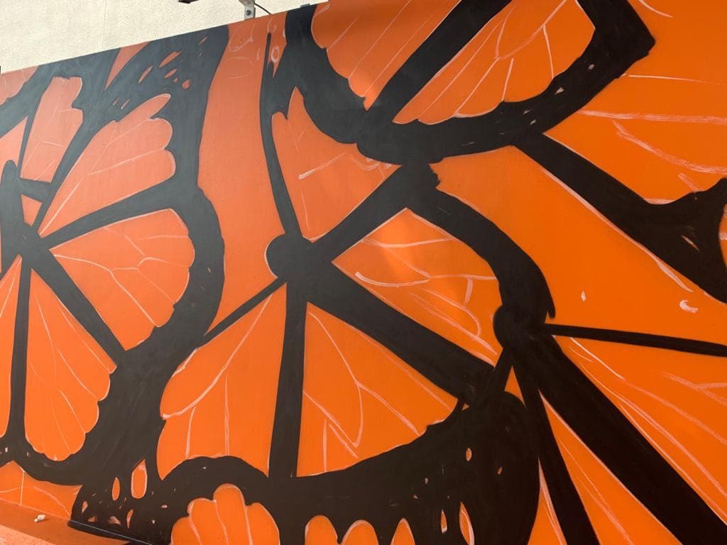¿Quieres saber un dato curioso? Sorpresivamente el mural de Arias coincidió con la llegada de millones de mariposas a Los Ángeles. 
<b><a href="https://www.univision.com/local/los-angeles-kmex/no-solo-a-las-flores-las-mariposas-tambien-invaden-al-sur-de-california-fotos">Aquí toda la información </a></b>. 
<br>