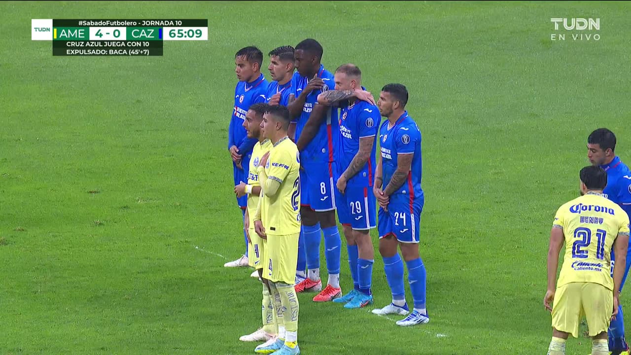 ¡CERCA! Jonathan Rodríguez disparó que se estrella en el poste.