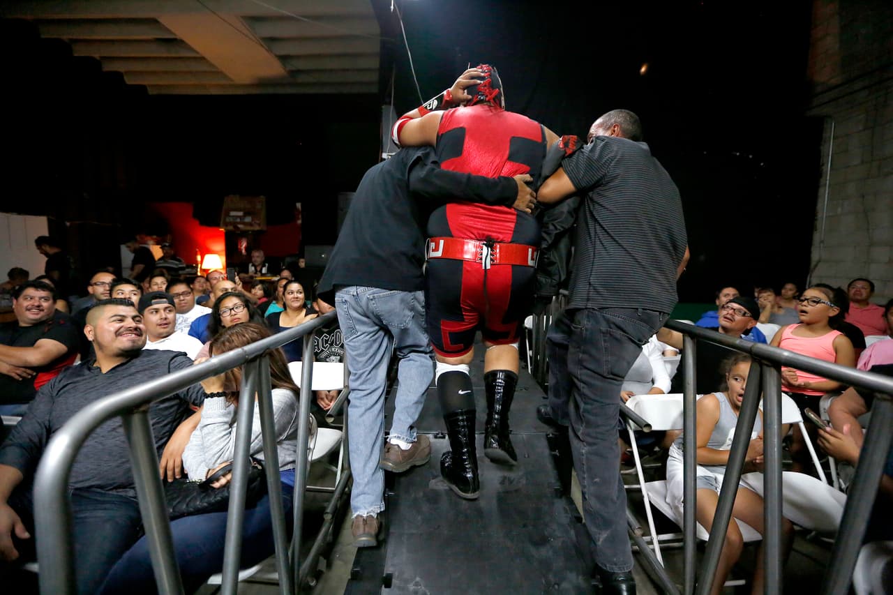Los encuentros de lucha libre en Los Ángeles ahora se realizan en locales pequeños.