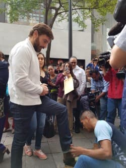 Julián Gil ha adoptado como costumbre bolearse los zapatos en los juzgados de lo familiar, a pesar de traerlos siempre lustrosos. "Son mis cuates y es una manera de echarles la mano", comentó el actor a Univisión Entretenimiento.