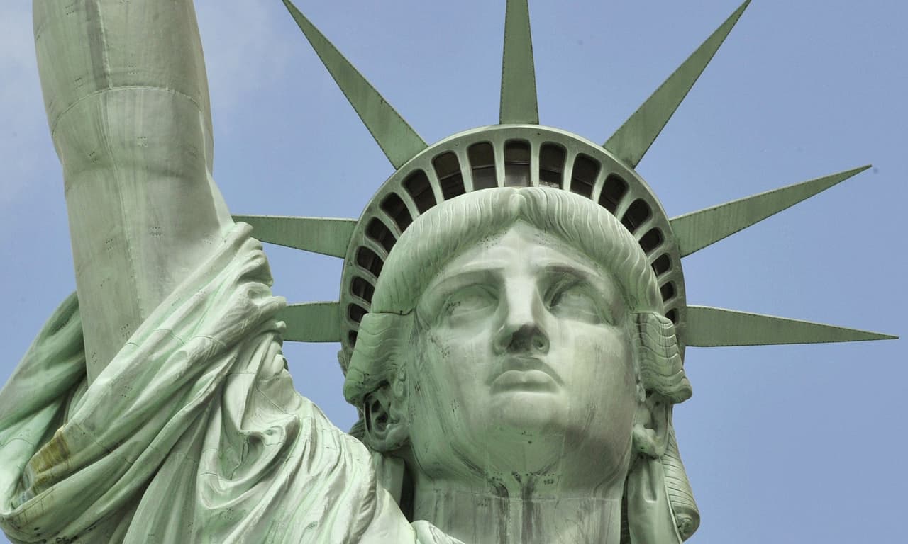 "El abogado que buscas debe ejercer su profesión en Estados Unidos, ya que ofrece sus servicios en una variedad de trámites bajo las leyes migratorias del país. Las normas y medidas para los inmigrantes tienden a cambiar con frecuencia", indica Garduño Fernández.