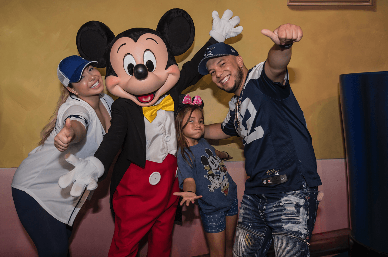 Chiquis Rivera, Mickey Mouse, Victoria Méndez Galván y su papá Lorenzo Méndez, disfrutando juntos, como familia, en Disneyland.