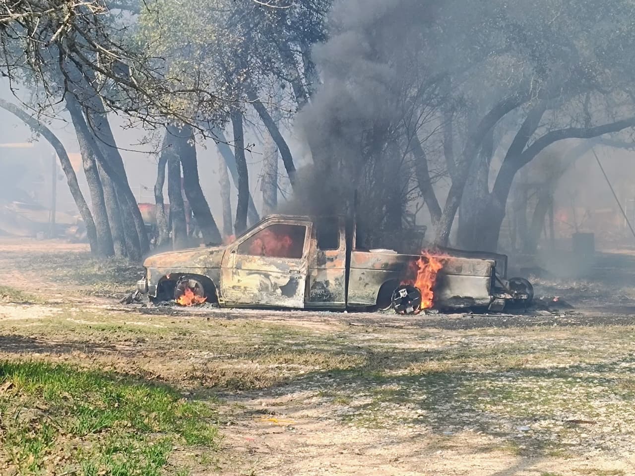 Autoridades continúan investigando la causa del incendio, pero advierten que será una tarea difícil debido a la posibilidad de múltiples puntos de origen.