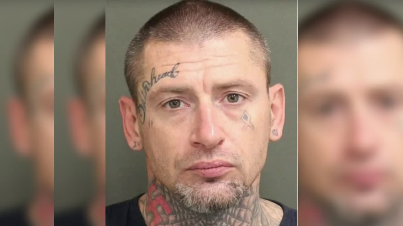 Trasladan a la cárcel a hombre acusado de atacar a estudiante en protesta neonazi en Orange