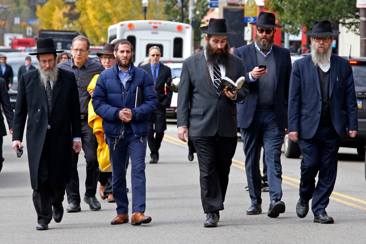 Miembros de la comunidad caminaron en la caravana funeraria de Jerry Rabinowitz, uno de los fallecidos en la masacre.