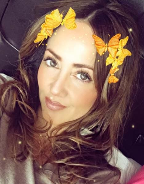 Andrea se ve lindísima con las mariposas en su cabello.