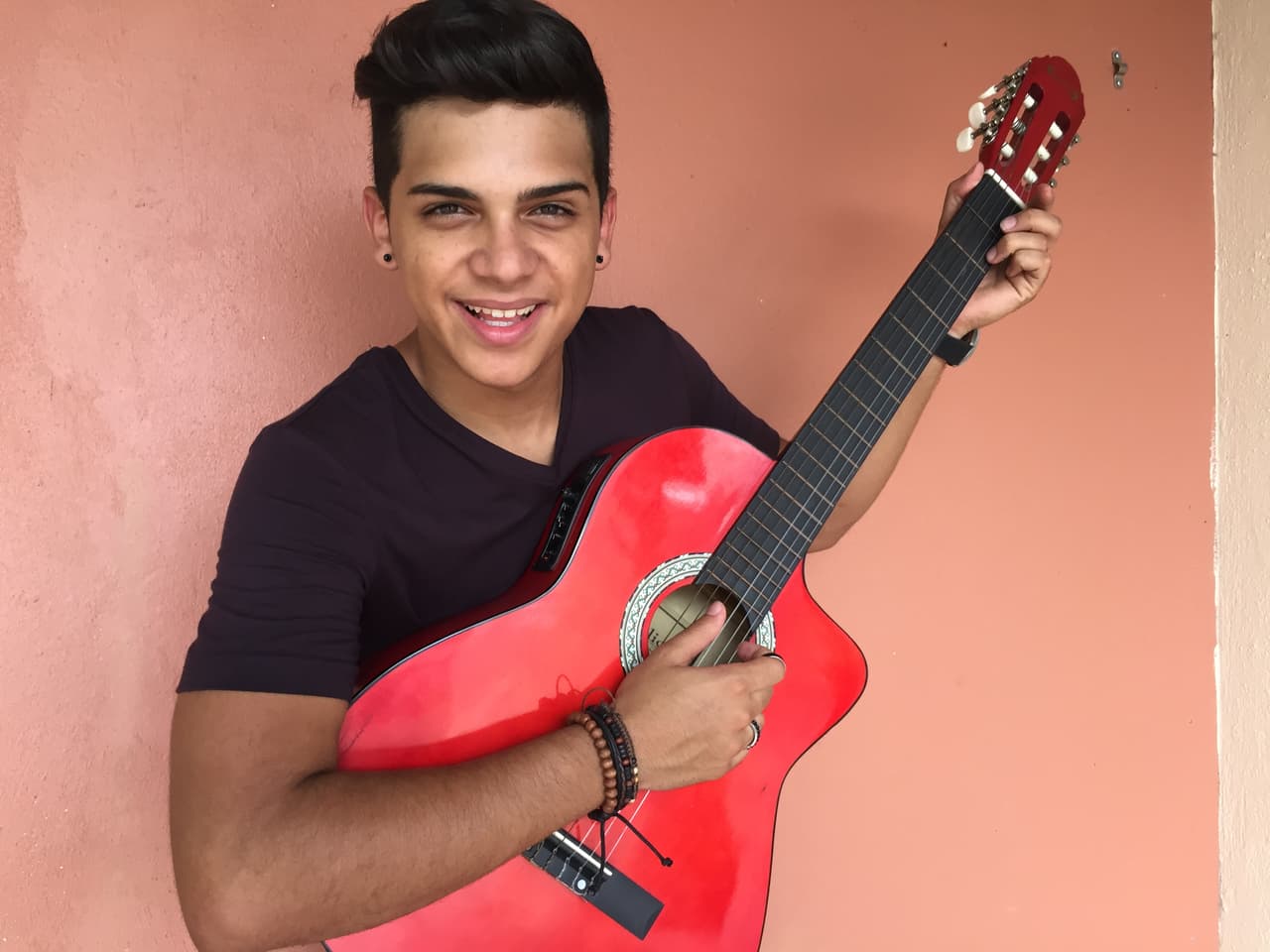 Si hay algo que Fabyán disfruta al máximo es componer música y por supuesto lo hace con su guitarra.
