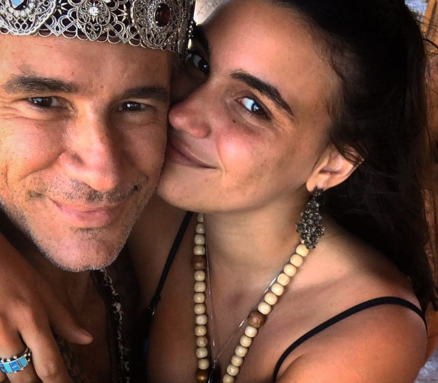 "Esposa bella. Gracias por el regalo de tu amor. Feliz aniversario de un año juntos. El mismo día de nuestra boda civil. Enero 16/21", compartió él sobre el evento en una publicación de la mencionada red social.
<br>