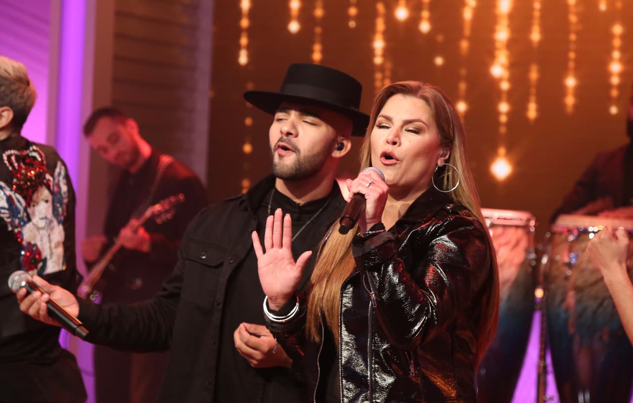 Olga y Gabriel nos deleitaron con su éxito 'Cómo no amarte' y por primera vez vimos el nuevo sistema de iluminación que engalana la nueva casa de Despierta América.