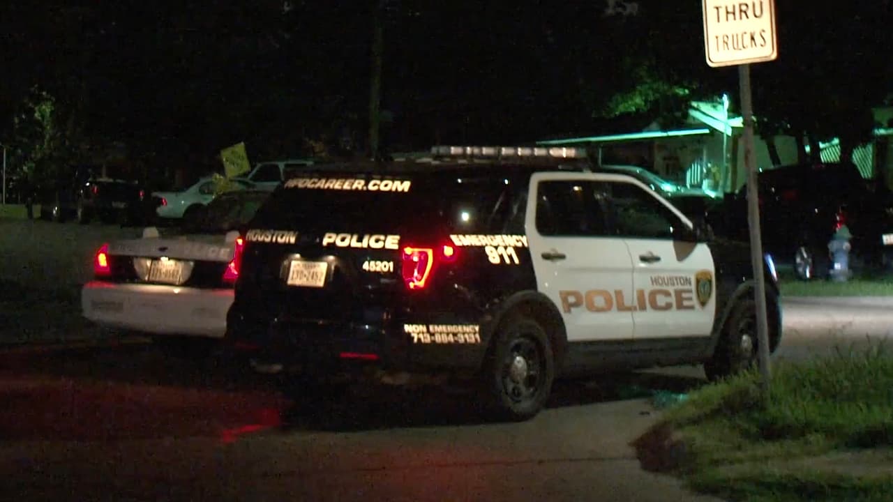 La policía de Houston arresto al conductor que se metió en la vivienda por manejar presuntamente intoxicado.