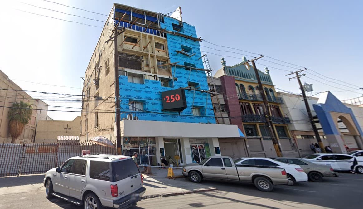 Hotel Plaza (en remodelación) en el Centro Cívico de Mexicali, Baja California, México.