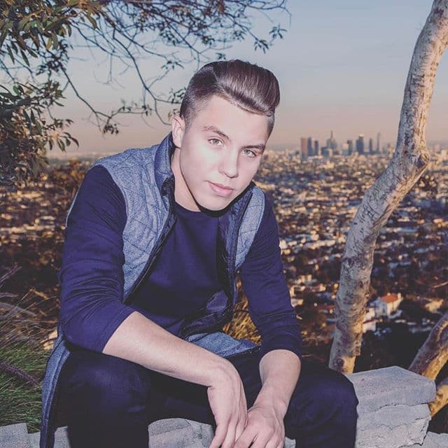 En 2013 sus publicaciones en las redes sociales lo encausaron a firmar un contrato con Gerencia 360.