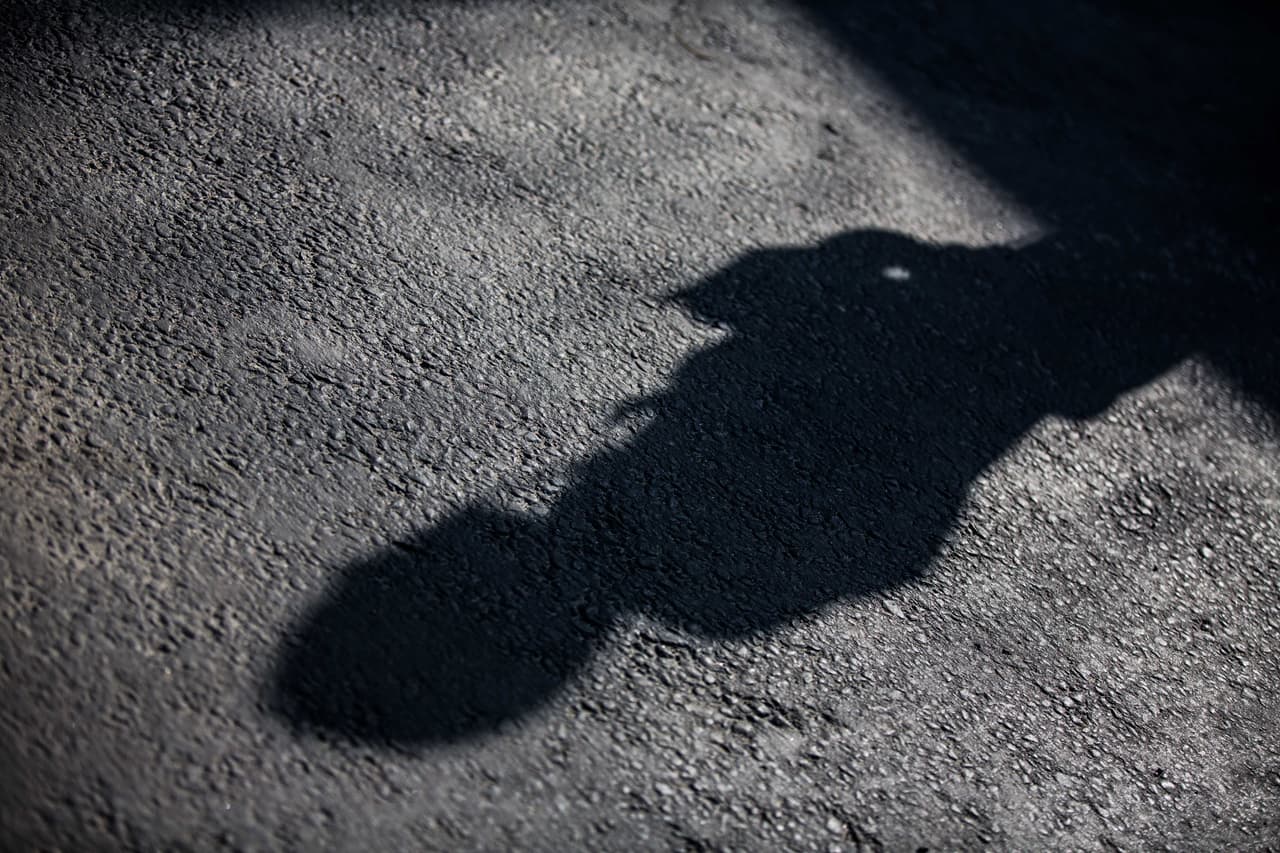 La sombra de un policía de ICE se proyecta en el piso del lugar. La frontera de San Diego-Tijuana es una de las dos que realiza más deportaciones. Tamaulipas y Tijuana reciben a 70% de los deportados desde Estados Unidos. Almudena Toral/Univision Digital 
<br>