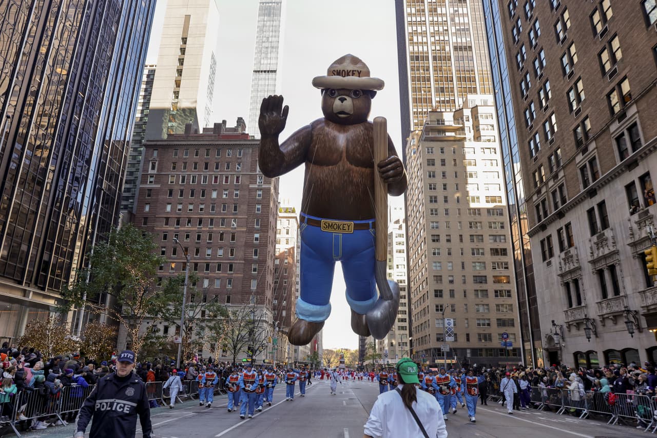 El tradicional globo de "Smokey Bear" hizo su debut en el desfile en 1966.
