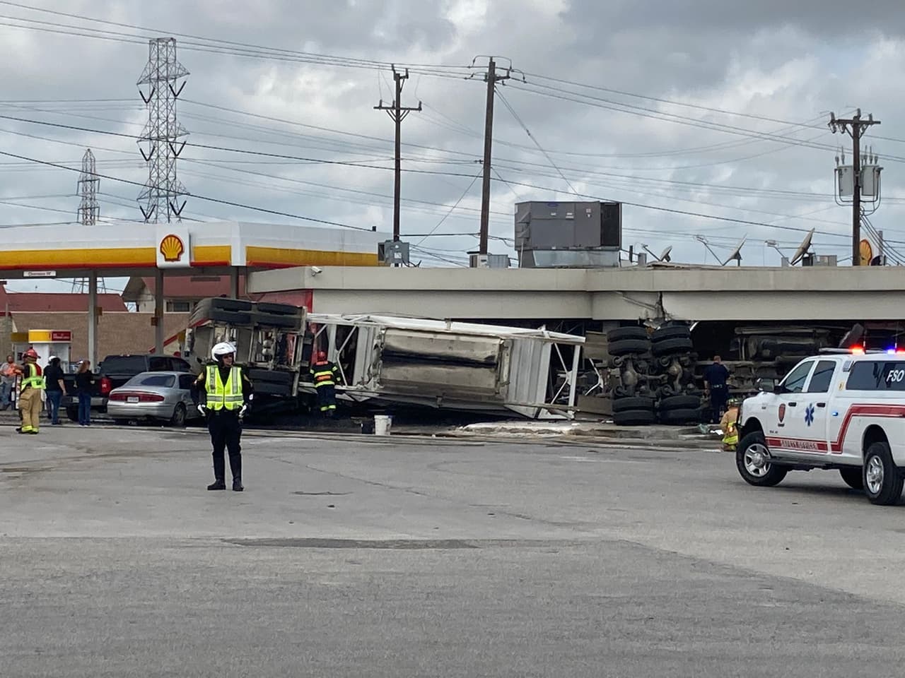 La plataforma se estrelló contra otro camión de trabajo y empujó ese vehículo hacia la tienda.
<br>
<br>Otras dos personas fueron trasladadas al hospital con heridas leves.