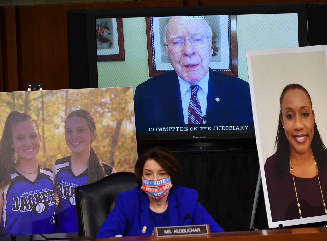 El senador demócrata Patrick Leahy afirmó que "muchos estadounidenses" están asustados por la nominación de la jueza Barrett para la Corte Suprema porque temen que represente volver a tiempos en los que "las mujeres no tenían control sobre su cuerpo" y otros colectivos minoritarios carecían de otros derechos.
<br>