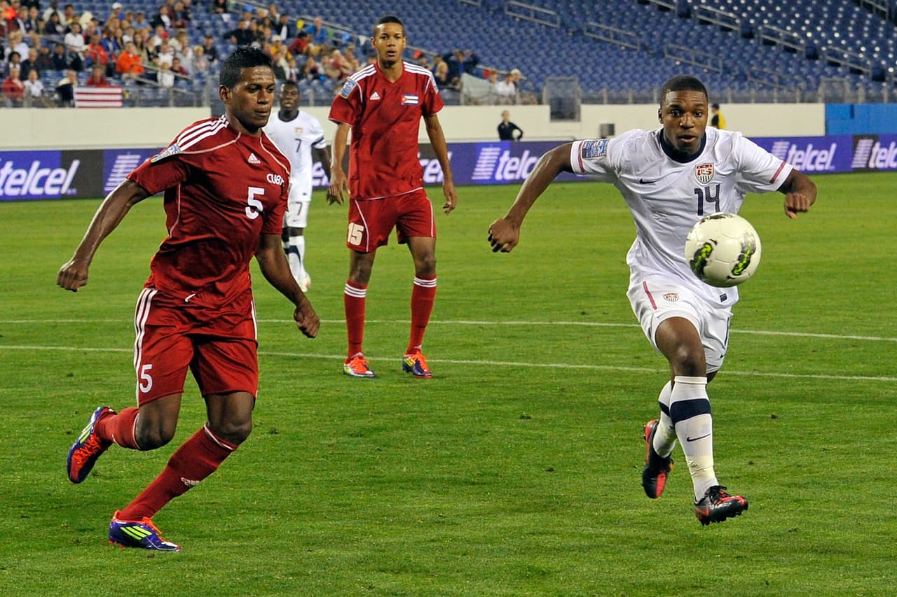 Sus mayores habilidades son la velocidad y la fuerza con que patea el balón.