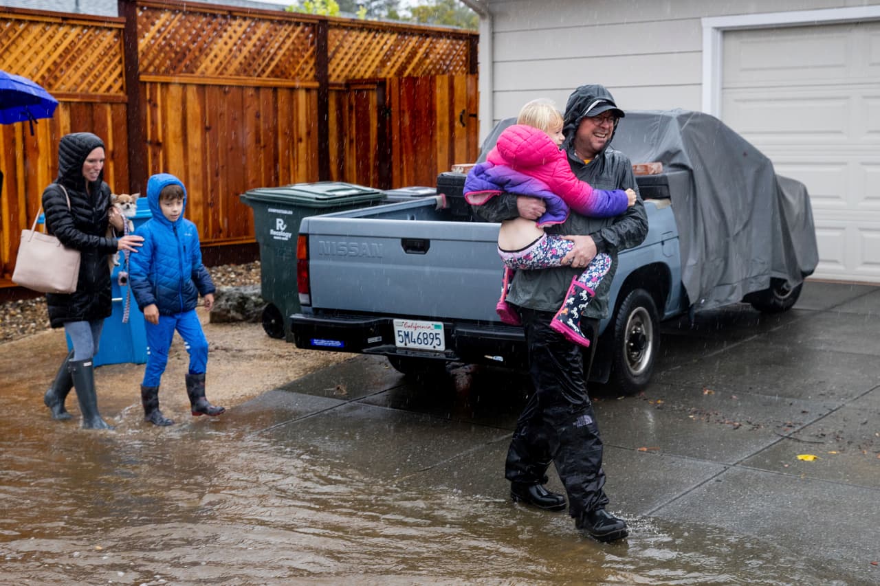 Residentes en peligro por las inundaciones evacuan sus casas en Santa Rosa, California, el 24 de octubre. El Servicio Meteorológico Nacional emitió numerosas advertencias de inundaciones repentinas.
<br>