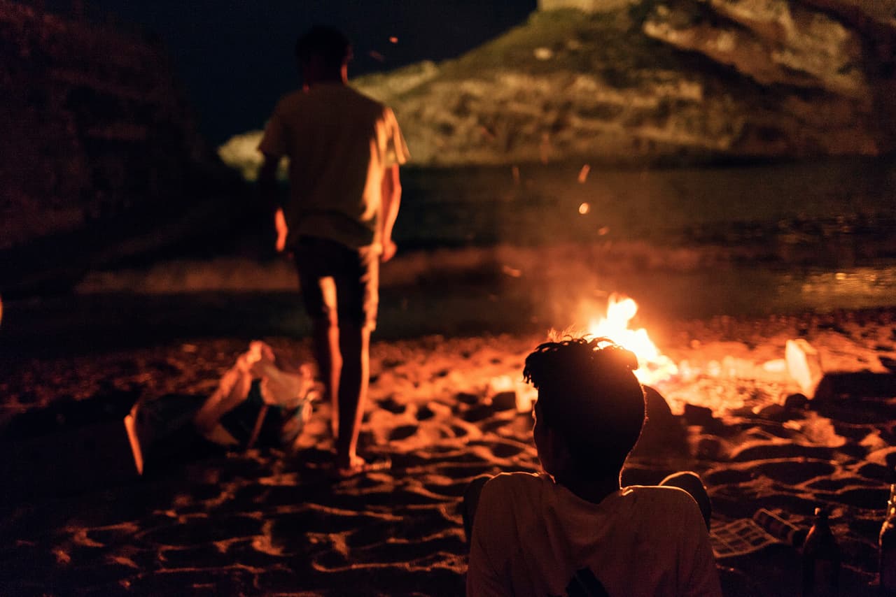 España es el país de Europa que recibe más inmigrantes irregulares por vía marítima. Sólo entre enero y julio de este año más de 18,000 inmigrantes han llegado por mar a algún punto del territorio español, una cantidad mayor a los recibidos por Italia o Grecia. En la fotografía, un grupo de marroquíes durante una festividad católica muy cerca del mar en Melilla.