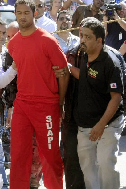 En 2010 Bruno, el ahora ex portero del Flamengo, pagó a unos sicarios para que secuestraran a su ex novia y madre de su hijo Eliza Samudio. A los raptores se les fue la mano, la golpearon y terminaron matándola y dándosela de comida a unos perros. Al final todo se supo y Bruno fue condenado a prisión.