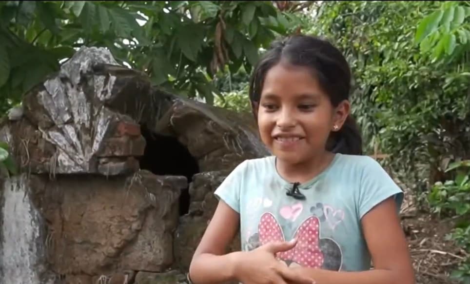 <br>“Siempre que vienen a enterrar yo corro para ver”, dice risueña y llena de inocencia la pequeña que hasta muy entrada la noche recorre este cementerio de Escuintla, Guatemala.
<br>