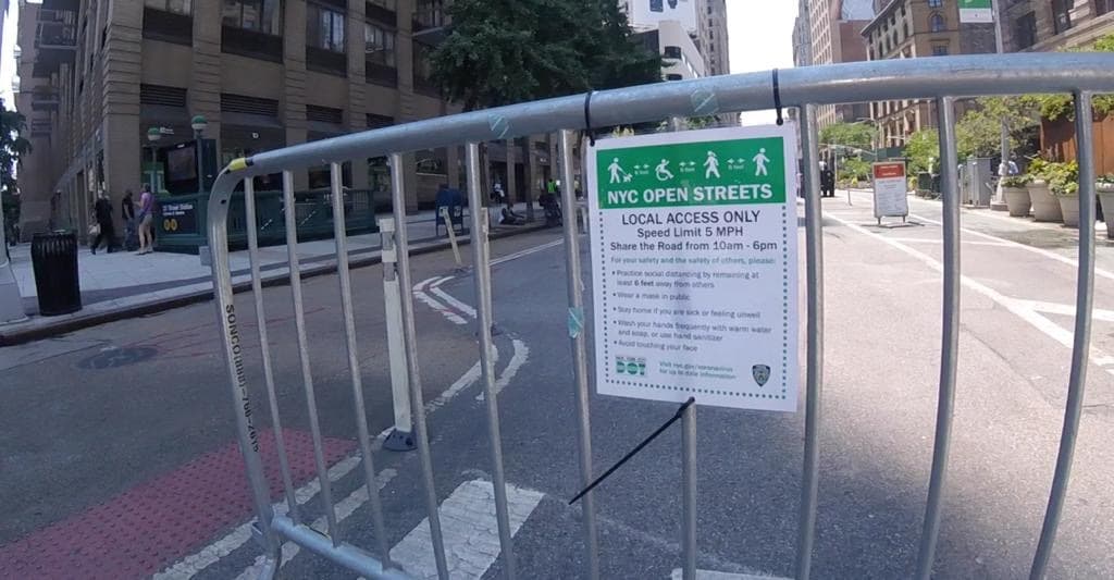En el verano la ciudad de Nueva York puso en marcha el programa Calles Abiertas para incentivar que las personas salieran a tomar aire y hacer ejercicios mientras se mantenían los seis pies de distancia para evitar contagios de coronavirus.