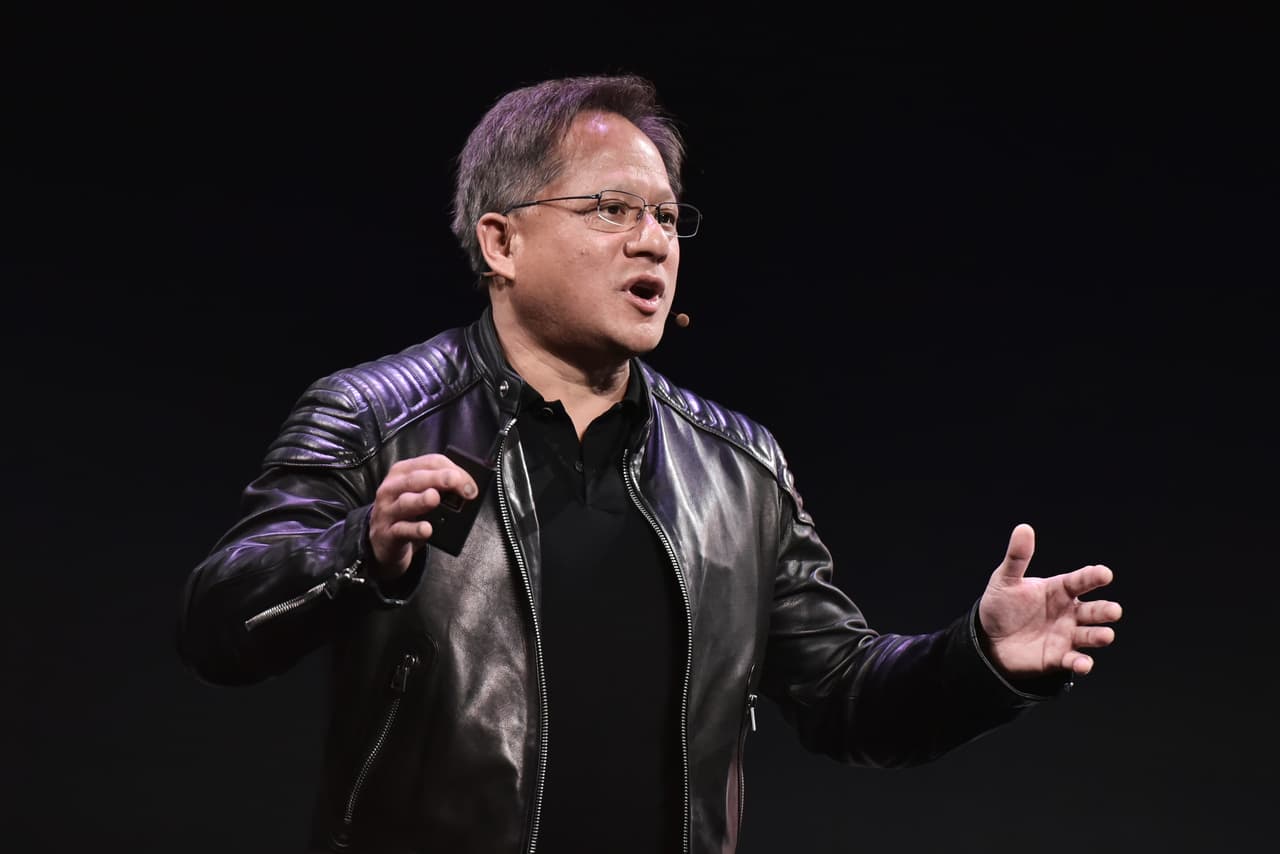 <b>Jensen Huang tiene una fortuna de $12,9 mil millones.</b> Cofundó el fabricante de chips gráficos Nvidia en 1993 y se ha desempeñado como director ejecutivo y presidente de su empresa.