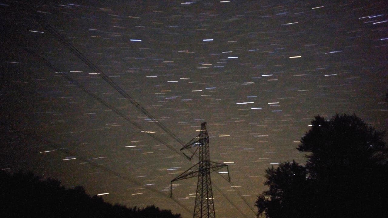 Una lluvia de meteoros de las Perseidas se ve en el cielo en las primeras horas del 12 de agosto de 2008.