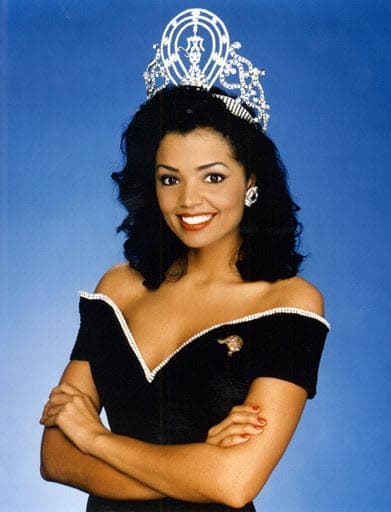Mientras que la estadounidense Chelsi Smith se coronaba como 'Miss Universo'.