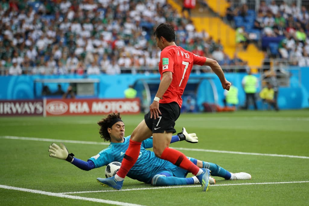 Guillermo Ochoa: 9. En el primer tiempo, cerrando la compuerta de gol a los surcoreanos, como en la imagen. Permitió un gol en un tiro perfecto, pero en lo general, gran trabajo, de mucha solvencia.