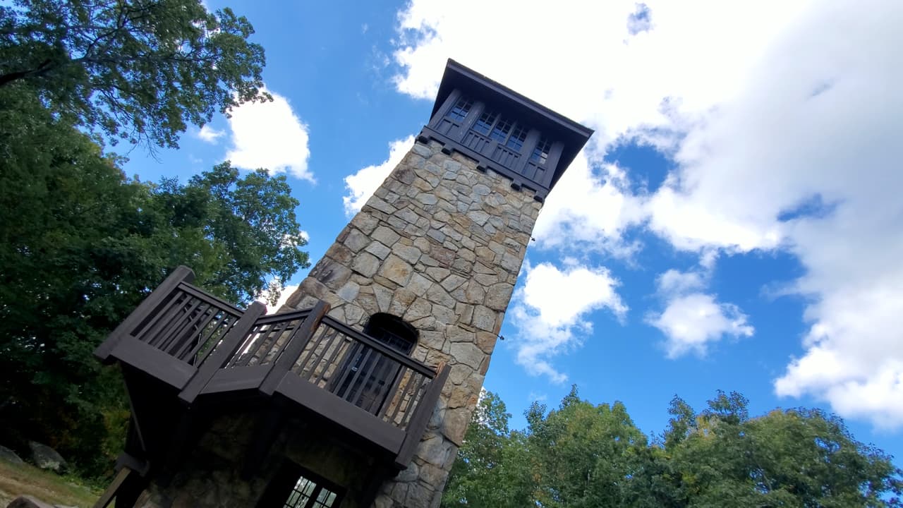 Al continuar por el sendero llegarás a la histórica torre de bomberos.