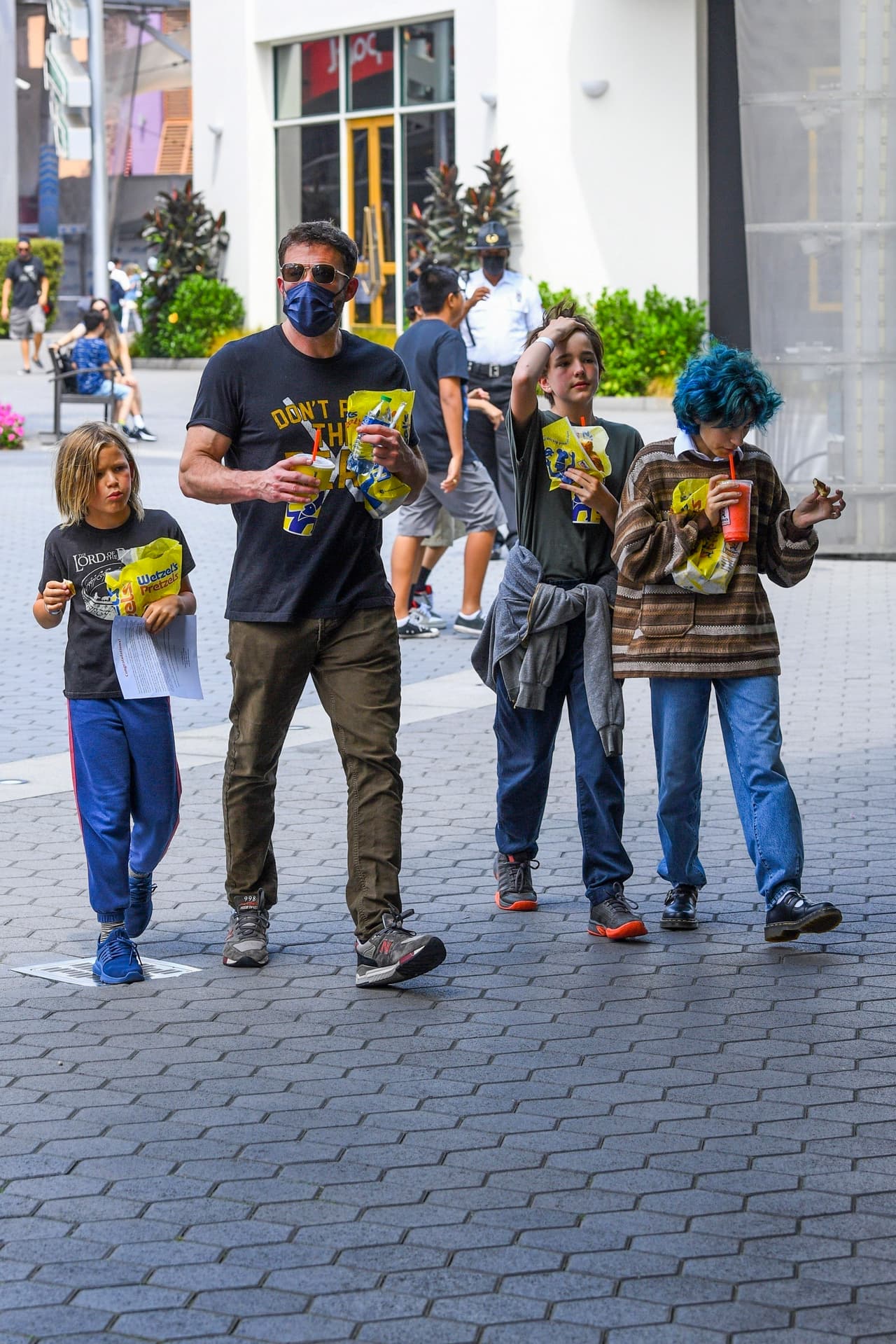 De hecho, la famosa pareja ha sido captada varias veces en 
<b><a href="https://www.univision.com/famosos/jlo-ben-affleck-juntos-5-hijos-primera-vez-fotos" target="_blank">salidas familiares con todos los chicos. </a></b>
<br>