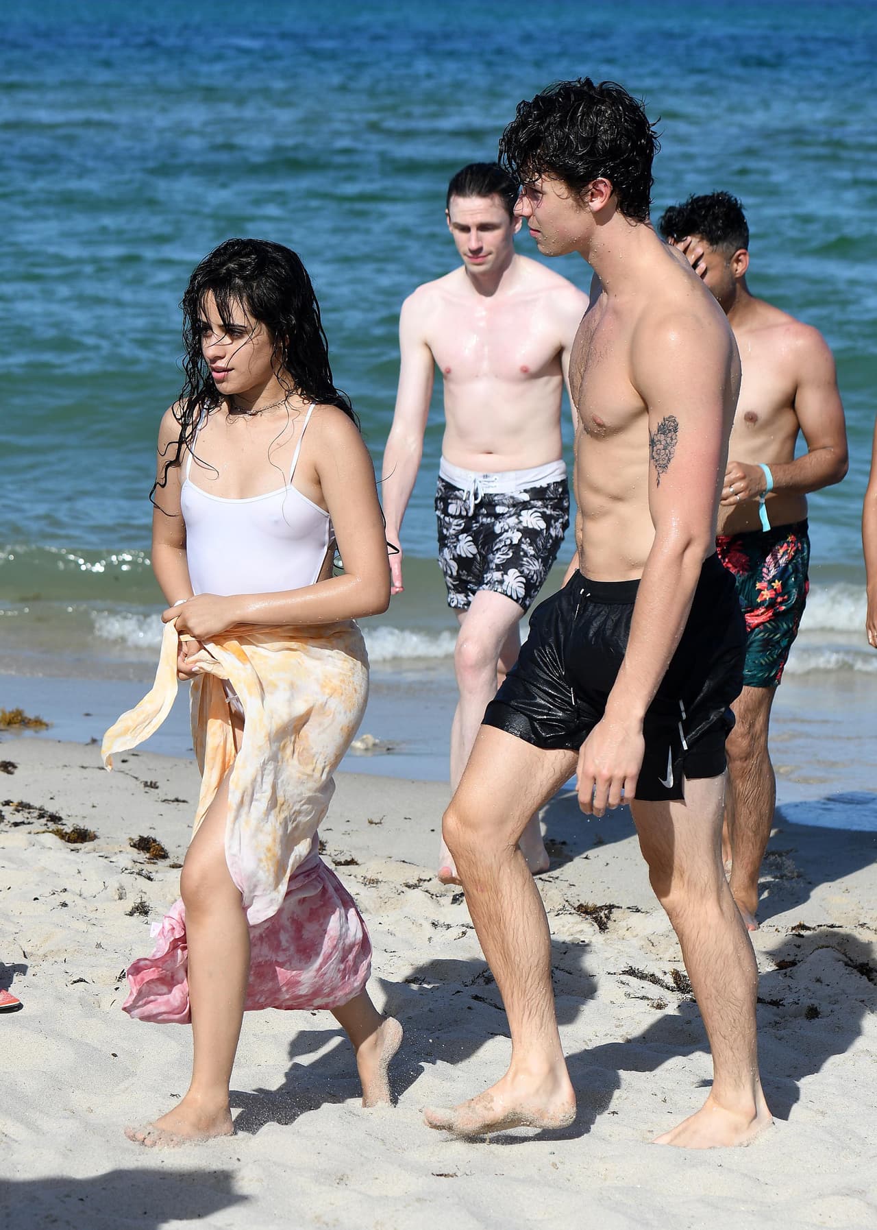 "Hay otra persona involucrada. 
<b>No puedo decir cosas que siento</b>. No soy solo yo quien decide ¿sabes?", dijo Mendes, según quedó consignado en un 
<b><a href="https://twitter.com/trackingsm/status/1167916764258160642?s=21" target="_blank">video</a></b> publicado por la cuenta de Twitter
<b><a href="https://twitter.com/trackingsm?lang=es" target="_blank"> Shawn Mendes Updates</a></b>.
<br>