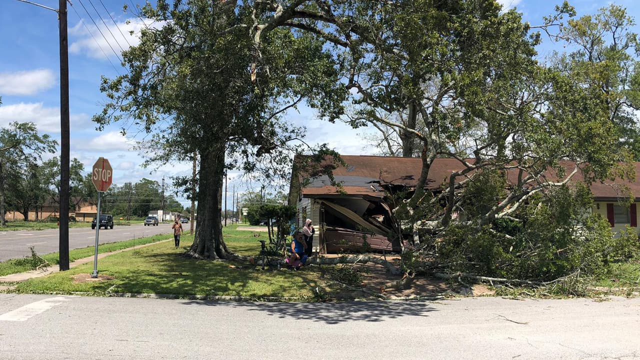 Varias casas sufrieron daños a causa del potente huracán Laura que atravesó por el este de Texas.