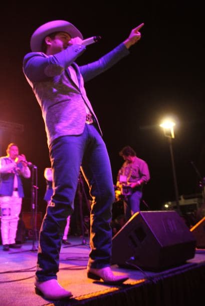 El Dasa revolucionó Phoenix con su voz y carisma, enloqueciendo a miles de fans que los esperaban ansiosas. El chulo causó furor con sus movimientos sexy y desafió seguridad para acercarse y bailar con sus consentidas.