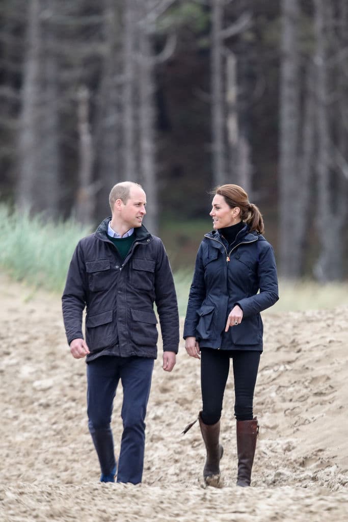 Mientras los duques de Sussex presentaban a Archie Harrison en el castillo de Windsor, el príncipe William y Kate Middleton fueron a la playa de Newborough en Anglesey, al norte de Gales.