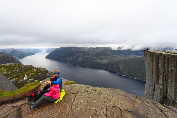 <b>Preikestolen es un lugar turístico en Europa, adecuado para los amantes de la naturaleza</b>, donde se puede realizar senderismo entre los espectaculares paisajes de los acantilados. De acuerdo con el 
<a href="https://www.visitnorway.es/que-ver-en-noruega/noruega-de-los-fiordos/ryfylke/lysefjord/la-seguridad-es-lo-primero-preikestolen/" target="_blank">sitio visitnorway.es</a>, en 2017 más de 300,000 personas visitaron el lugar.
<br>