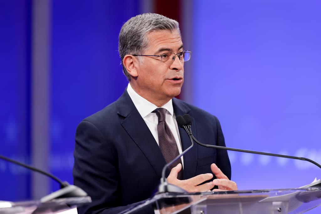 El abogado Xavier Becerra, ex Secretario de Salud y Servicios Humanos de Estados Unidos, también busca la silla que deja el demócrata 
<b>Gavin Newsom</b>.
<br>No cree en eliminar el impuesto estatal sobre la gasolina. Dijo que para mantener los precios bajos, solo hay que asegurarse de que "Donald Trump no inicie guerras imprudentes".