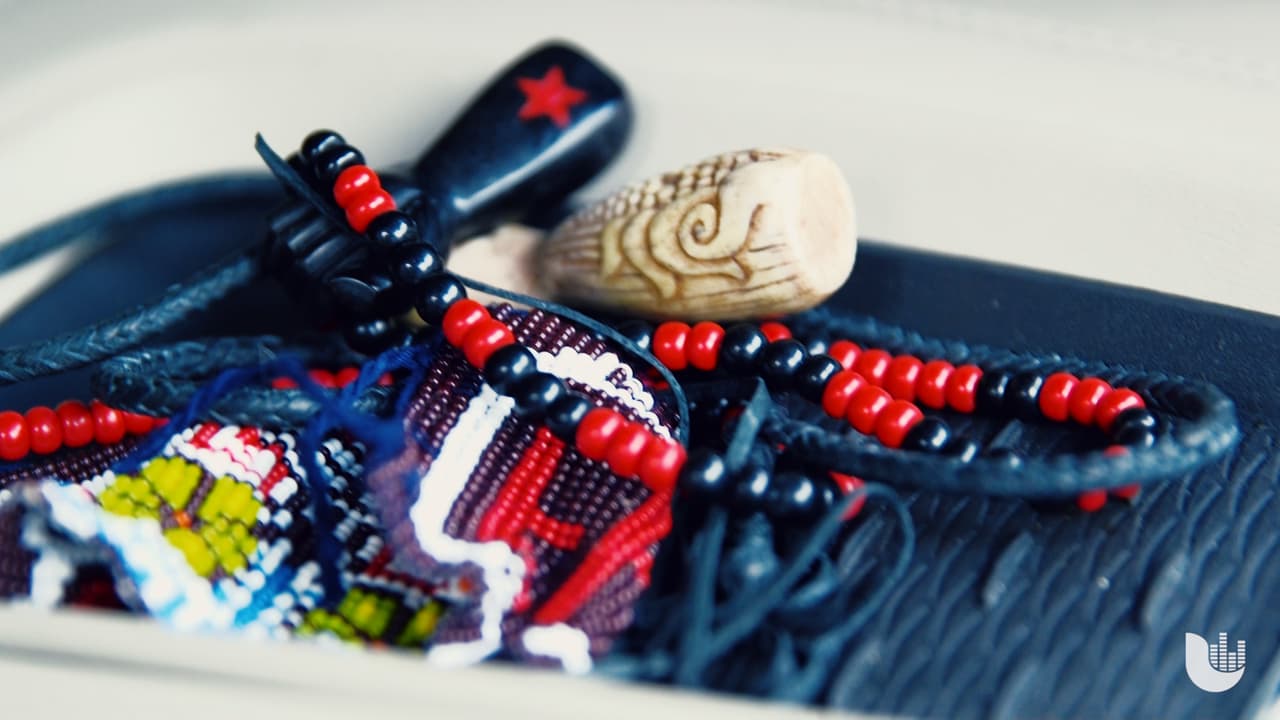 Después del estreno mundial de su documental
<i>Residente</i> en Austin, un fan se acercó a René Pérez Joglar, también conocido como Residente de Calle 13, para otorgarle estos collares y una pulsera con el número 43, en referencia a los 43 estudiantes desaparecidos en Iguala, México en 2014.