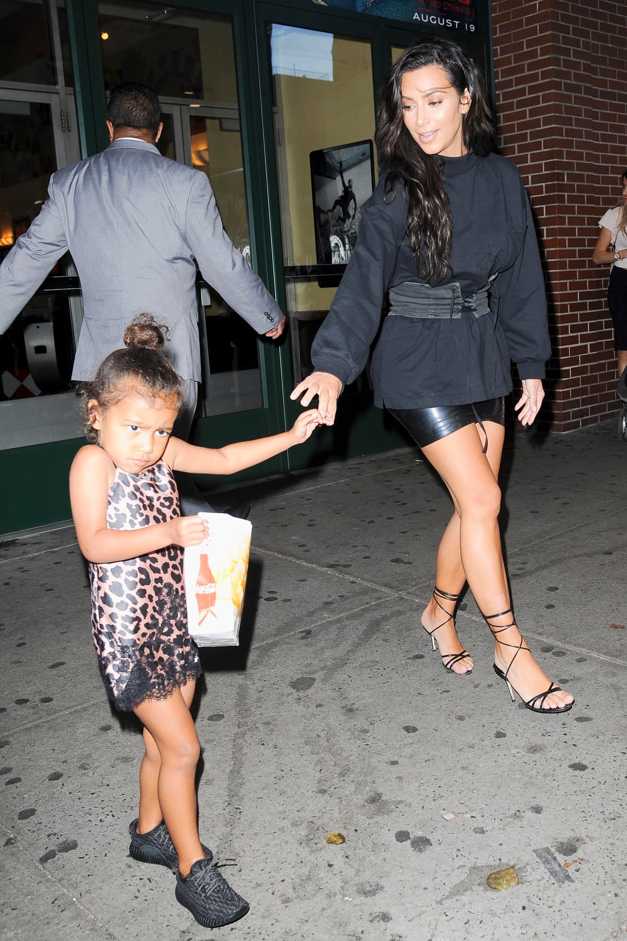 Igualita a su papá, los fotógrafos no son de su agrado.