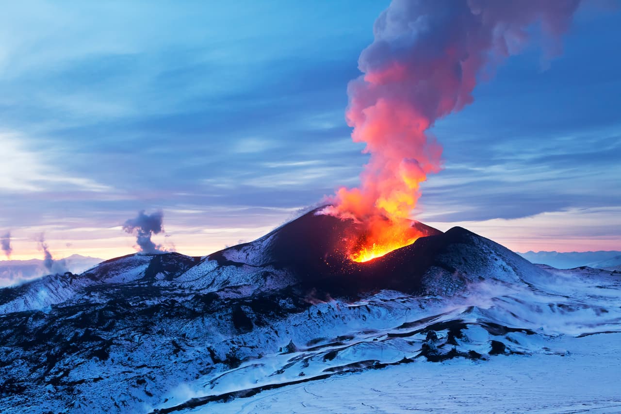 Los volcanes de Kamchatka, donde el intenso calor de la lava sale por cráteres nevados. En la lista junto a este sitio natural de Rusia están los bosques de Virgin Komi, el lago Baikal y los paisajes de Dauria, entre otros.
<br>