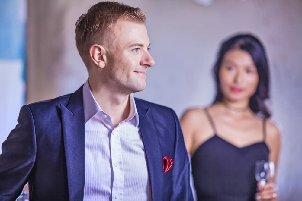 Es jueves, tu día zodiacal, un día de renovación en todo lo que haces en el que se despiertan sentimientos dormidos. No te niegues a ti mismo la oportunidad de ser feliz ni te cierres las puertas de la dicha porque la vida es hoy.